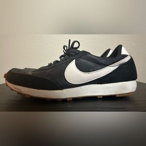 Nike Daybreak Black Gum Sole Running Sneakers- size 10